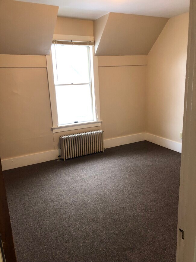 21 Hoyt St Unit 2, Saint Albans, VT 05478 Apartments in Saint Albans