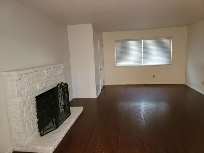 Building Photo - Duplex available in downtown Santa Rosa wi...