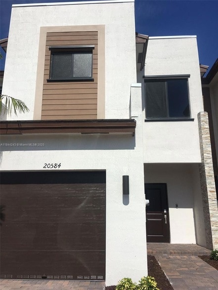 Building Photo - 20584 NE 5th Pl