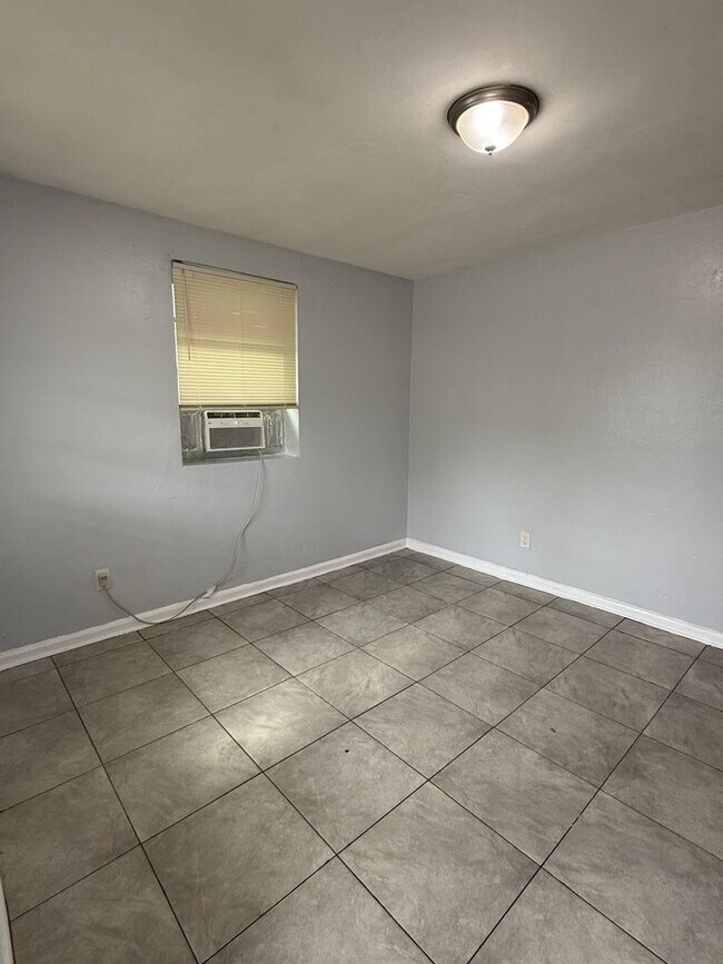 Foto del edificio - 1046/1048 W 8th St.- Duplex
