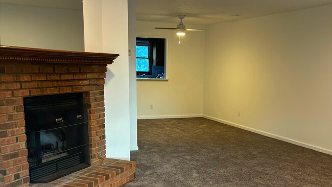 Amplia sala de estar con chimenea de ladrillo. - 905 Park Pl NE