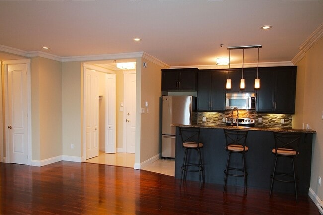 Front entry and kitchen - 60 Margaret's Pl