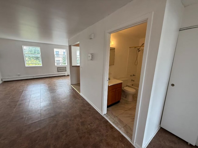 Building Photo - 2066 Davidson Ave