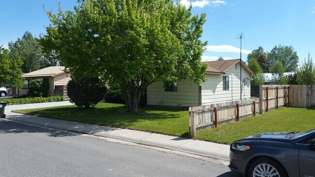 Foto del edificio - Cozy 3 Bedroom 1 Bath Home with Large Yard & 1 Car Attached Garage