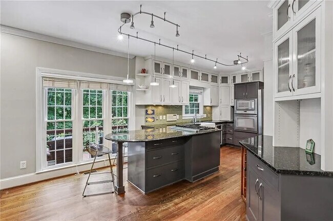 Foto del edificio - Room in House on Wynfair Dr
