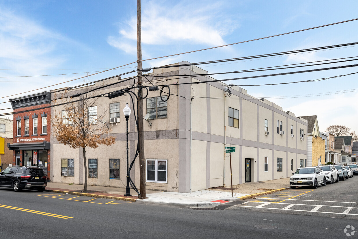 Two-Story Structure With Multiple Frontages - 388 Smith St