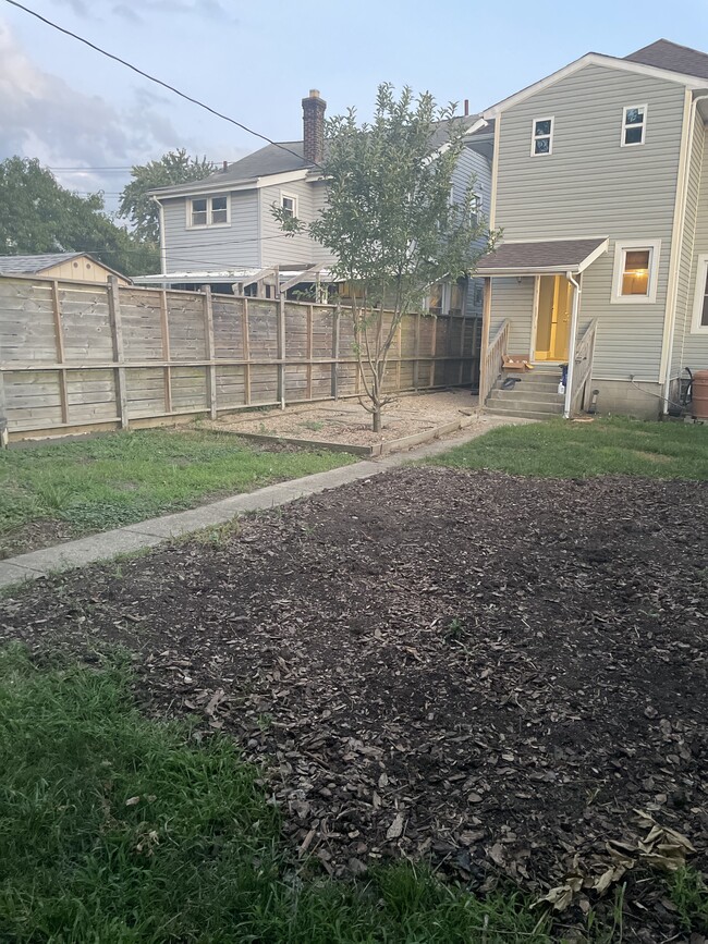 Yard/patio - 796 E 4th Ave