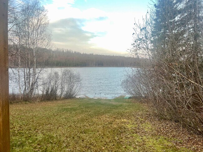 Foto del edificio - Serene Lakeside escape with direct lake ac...