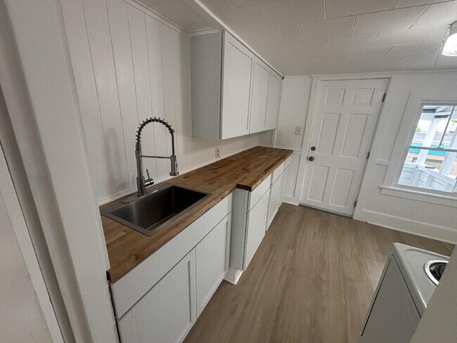 Foto del edificio - Completely Renovated 1-Bedroom + Bonus Room — Walk Everywhere in Brunswick!