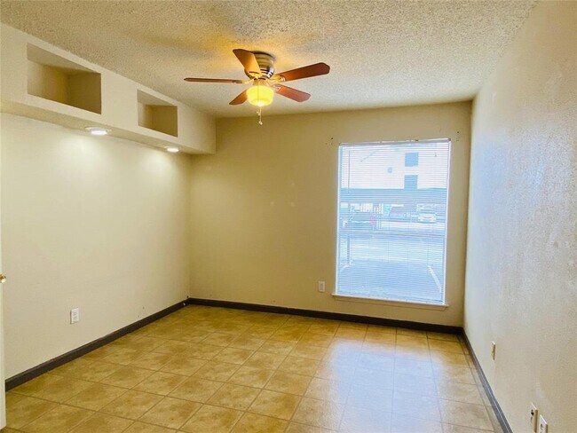 Building Photo - 2816 S Bartell Dr