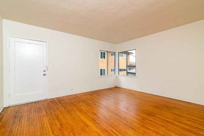 Building Photo - 832 Hyperion Ave