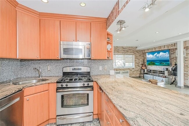 Building Photo - 3567 Shore Pkwy