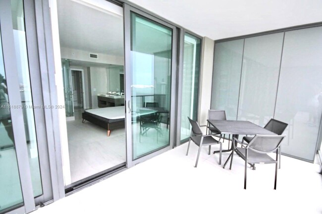Foto del edificio - 650 NE 32nd St