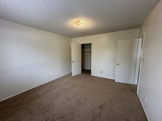 Foto del edificio - 2 Bed/1 Bath Condo in Convenient East Side Location!