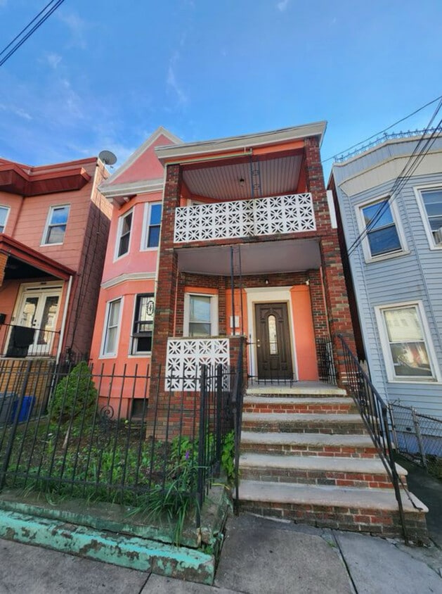 Primary Photo - 271 Claremont Ave