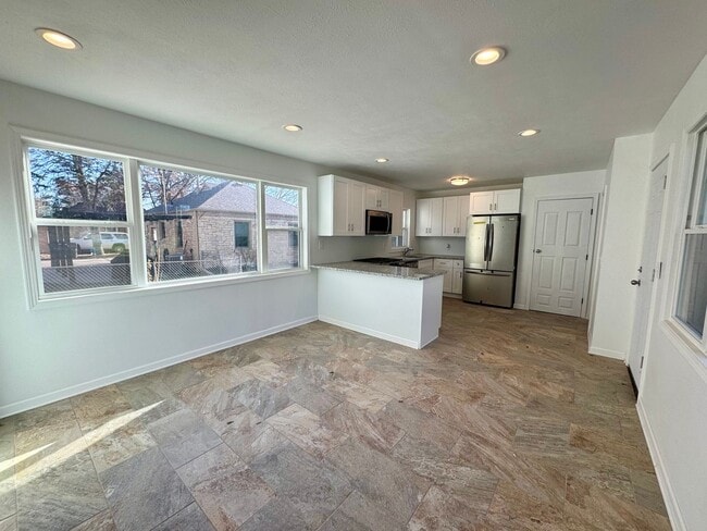 Building Photo - UPDATED 3 bed, 2 1/2 bath in central Lincoln