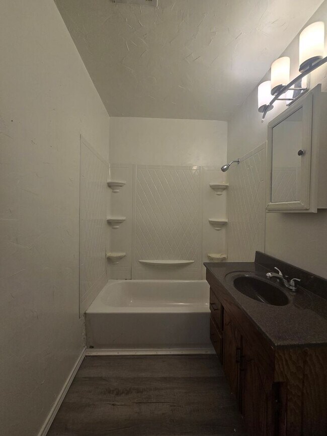 Foto del edificio - 3 Bed 1 Bath Home in Shawnee!