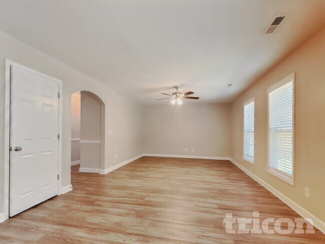 Foto del edificio - 1655 Crestlawn Tl