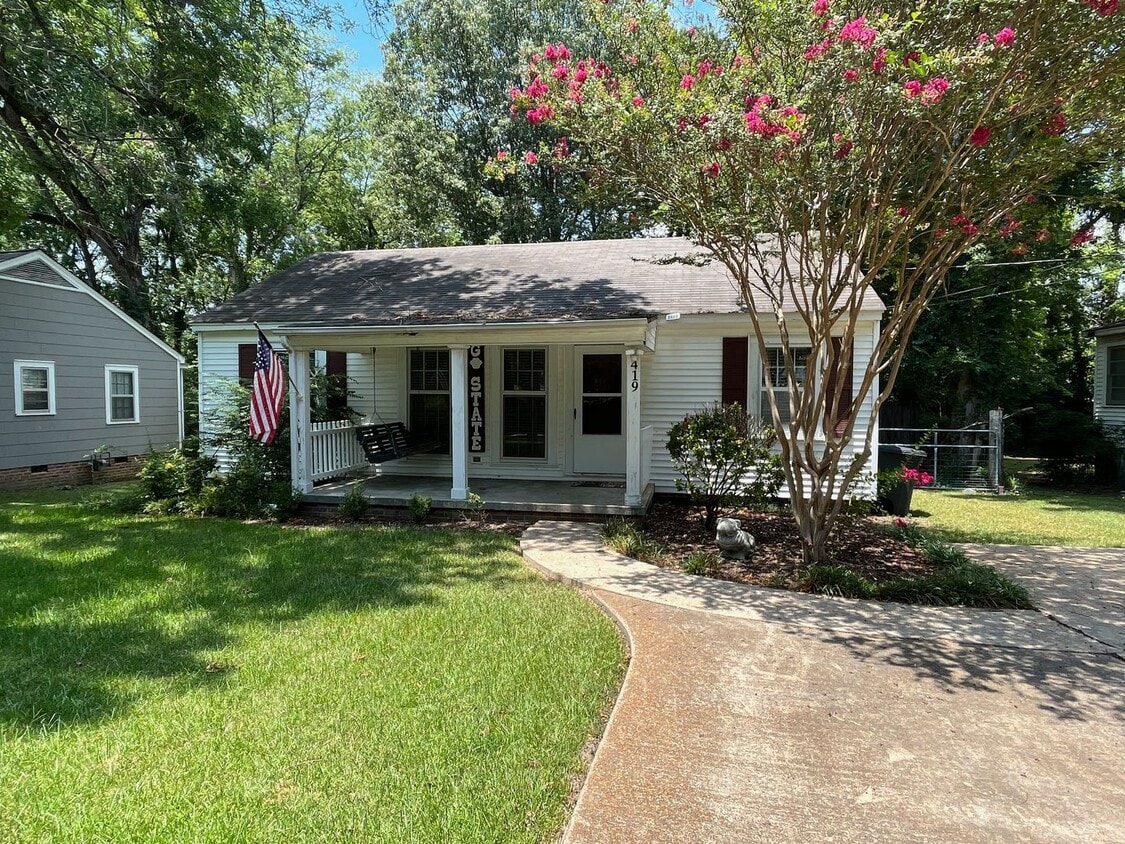 Primary Photo - 3 bedroom 1 bath home walking/biking distance to campus