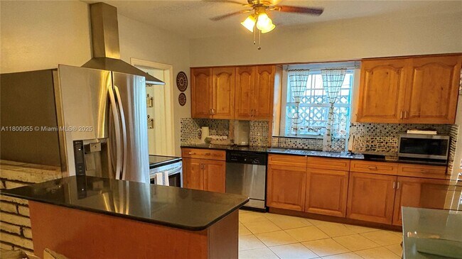 Foto del edificio - 710 NE 77th St