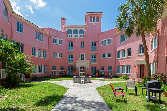 Courtyard - Villa De Leon