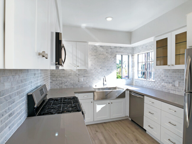 Foto del edificio - 4407 Ambrose Ave