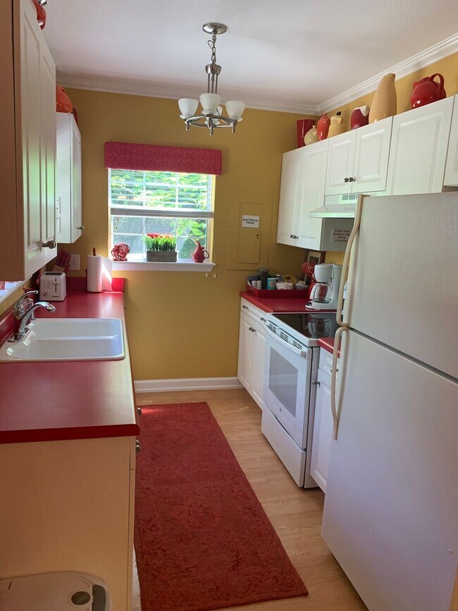Building Photo - Fully furnished 2/2 corporate and long ter...