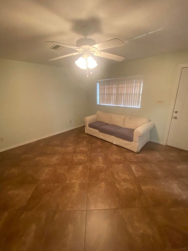 Building Photo - Cute 1 bedroom 1 bathroom unit with utilit...