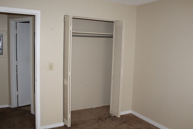 Building Photo - 2 bedroom near Park Circle (new pics forth...
