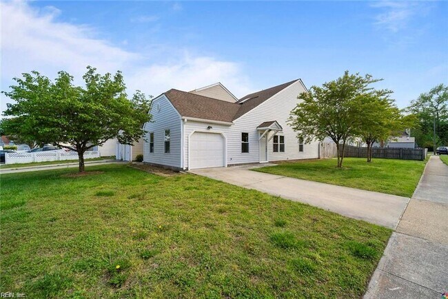 Foto del edificio - End unit Townhome in the heart of Chesapeake! Available Late July