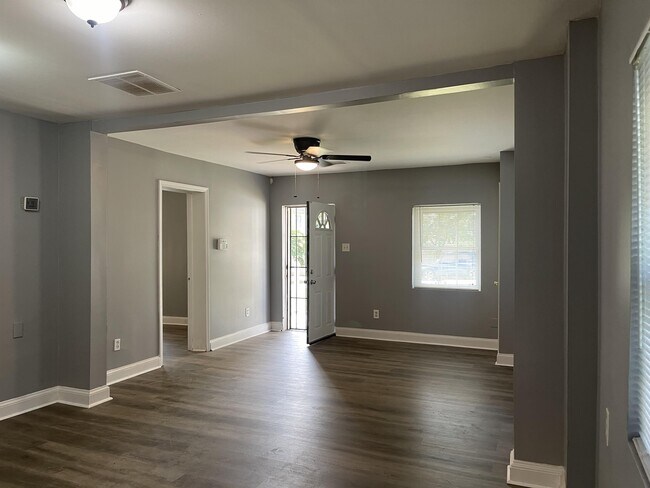 Building Photo - 68 Vanira Ave SE