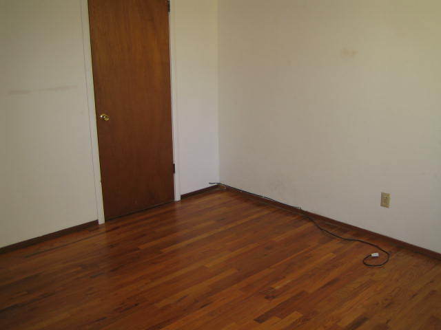 Building Photo - 2 bedroom 1 bath Cute home and Large Backy...