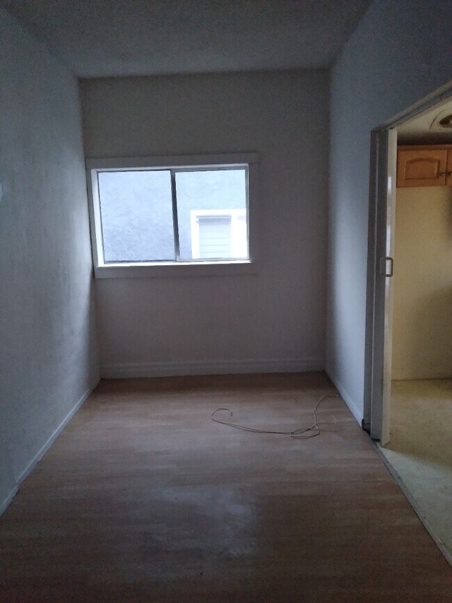 Building Photo - 1138 W 3rd St
