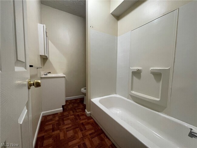 Building Photo - 366 Buckingham St