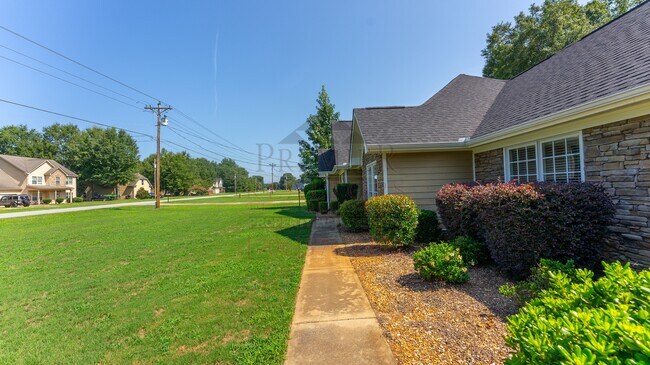 Foto del edificio - 251 Owens Rd