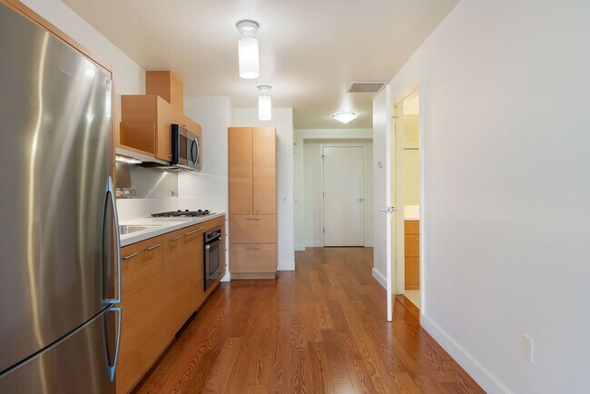 Foto del edificio - John Ross - 8th floor south waterfront studio w/parking/most utilities/concierge