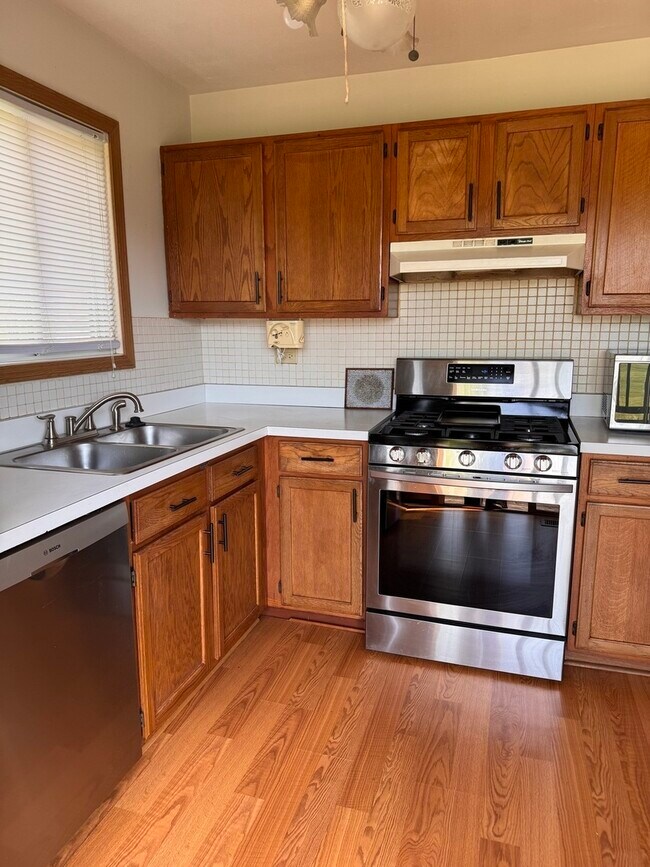 Building Photo - 1327 Andover Dr