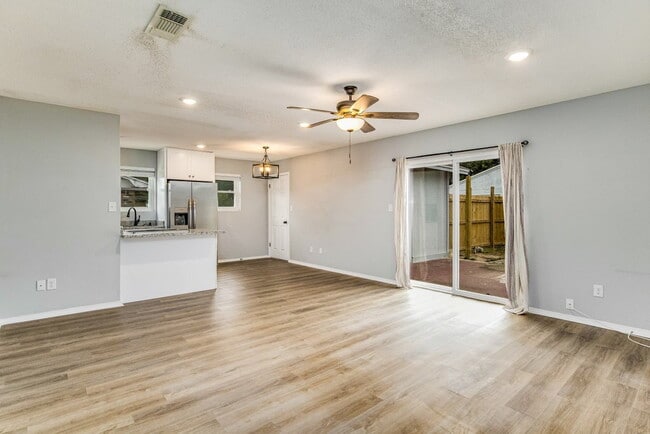 Building Photo - BRIGHT AND BEAUTIFUL HOME, CENTRALLY LOCATED!