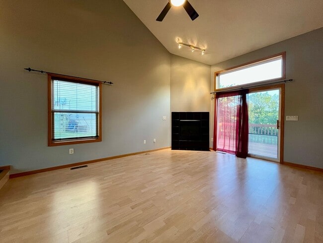 Building Photo - Beautiful 4 Bedroom Townhome! Available June!