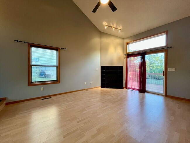 Foto del edificio - Beautiful 4 Bedroom Townhome! Available June!