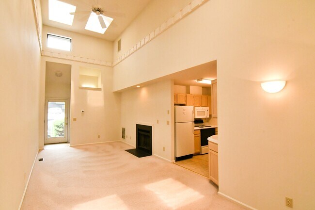 Foto del edificio - 2BD/2BA Behind Stonefield Shopping Center!