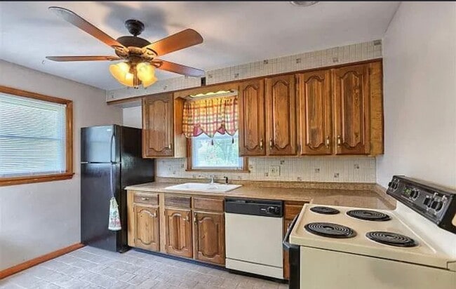 Building Photo - 3 Bedroom Home