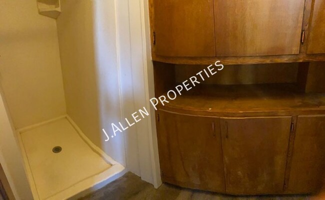 Building Photo - Private 1 bed in Charming Historic Building