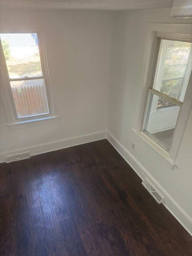 Building Photo - Charming 2 bedroom 1 bathroom, recently re...