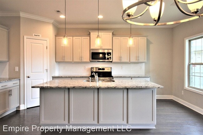 Building Photo - 5 br, 4 bath House - 68 Churchill Terrace