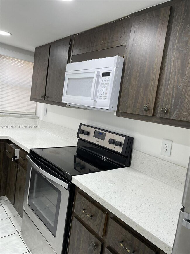 Foto del edificio - 920 NE 199th St