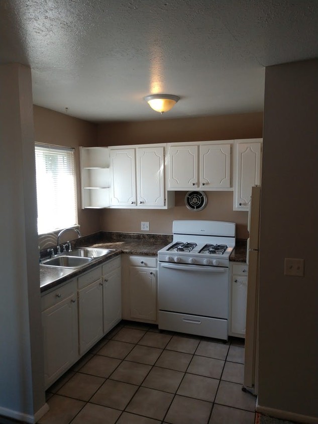 Primary Photo - 2677 Shoreland Ave