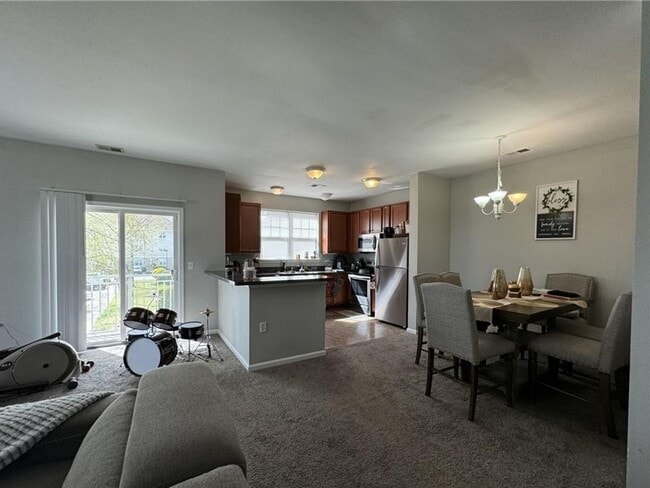 Building Photo - 2 BED /  2 BATH CORNER UNIT CONDO