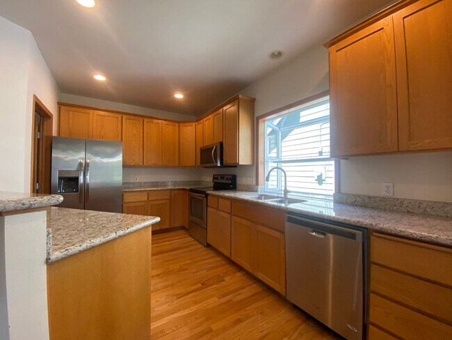 Building Photo - 4 bedroom home on Cul-de-sac!