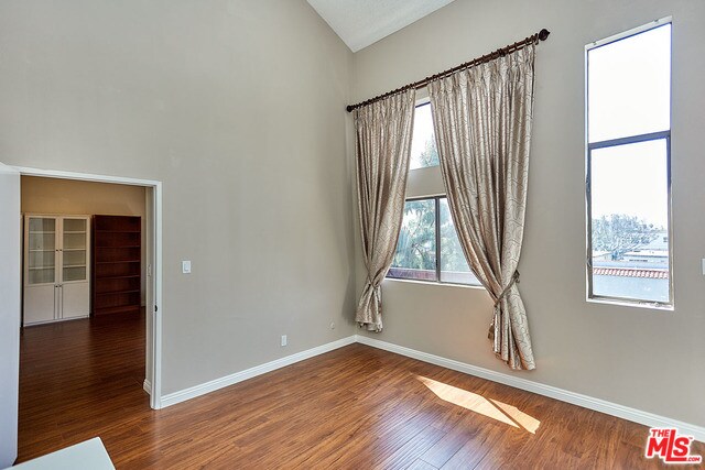 Building Photo - 970 S Kingsley Dr